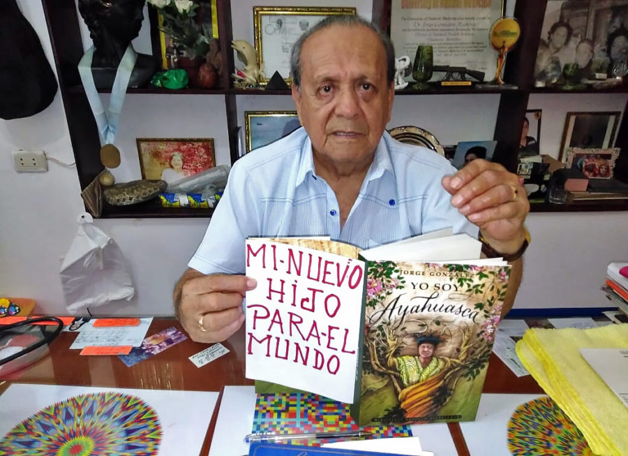 Хорхе Гонсалес со своей книгой «Я - Аяваска»